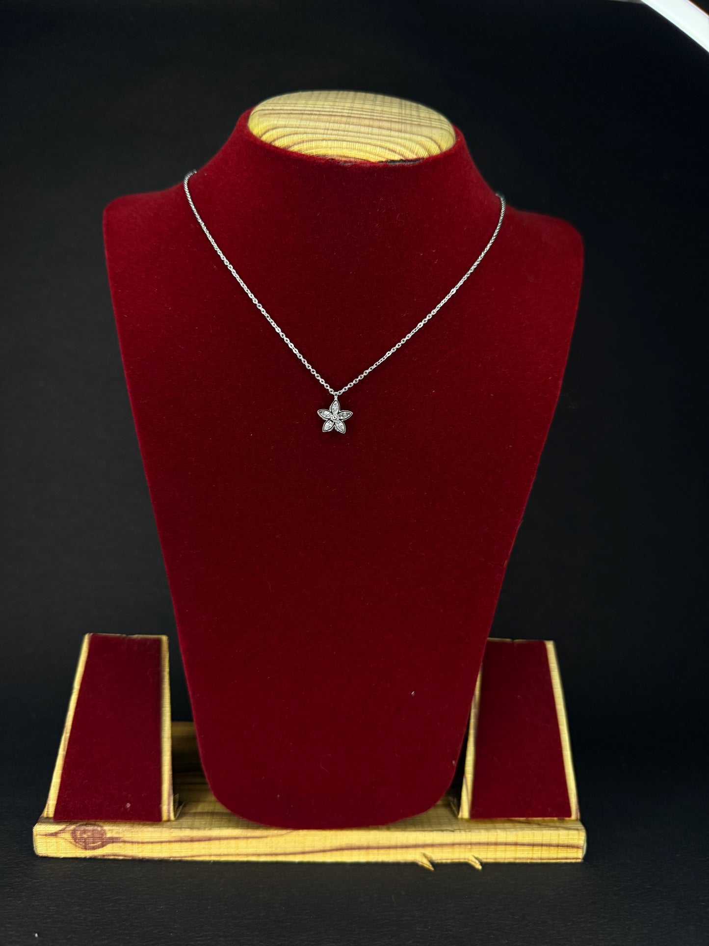 Flower shaped Pendant with chain KM0012