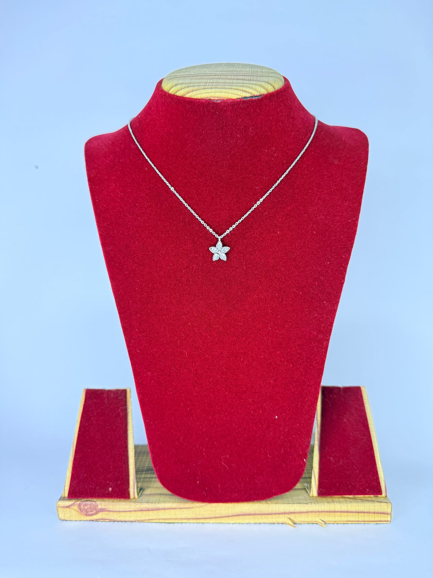 Flower shaped Pendant with chain KM0012