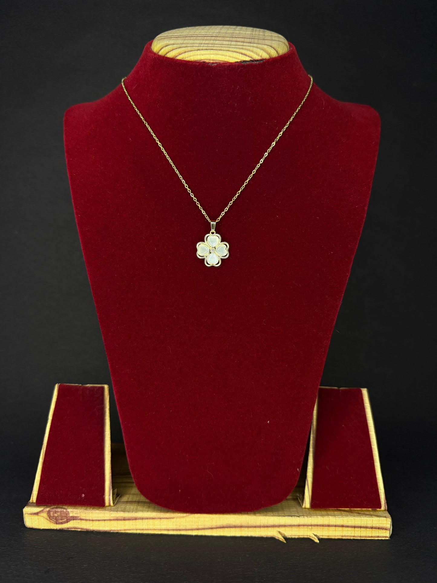 Foul white Leaf Clover Pendant with Chain KM0020