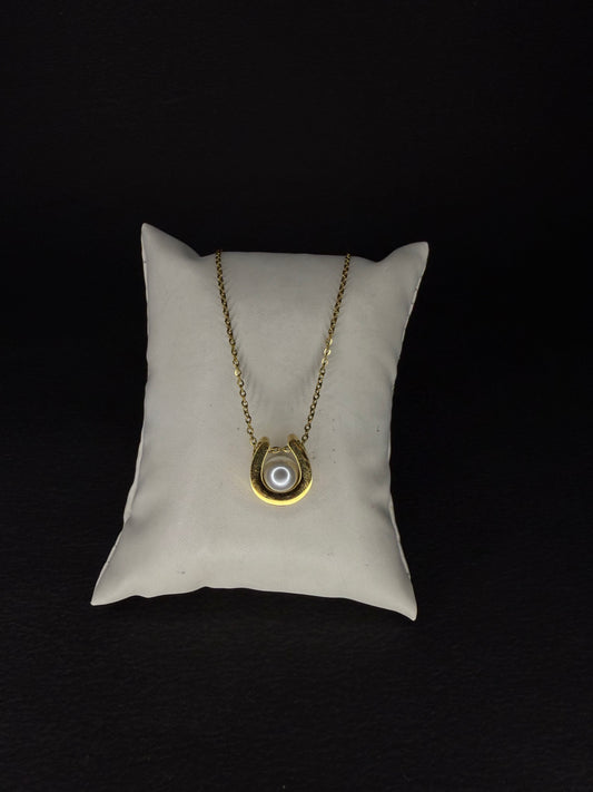 Anti-tarnish Horseshoe Pearl Necklace KM0002