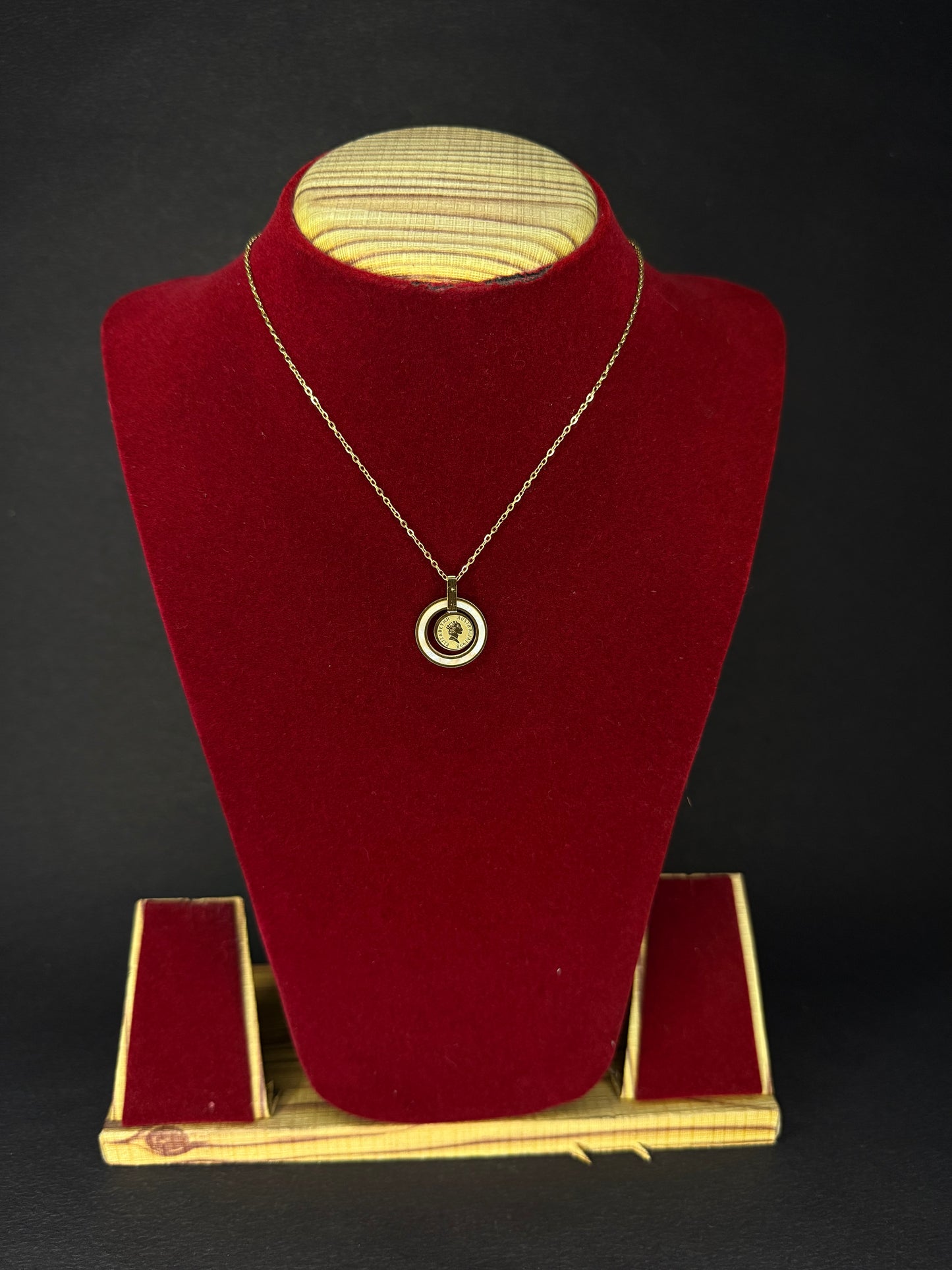 Queen Elizabeth Pendant with Chain KM0013
