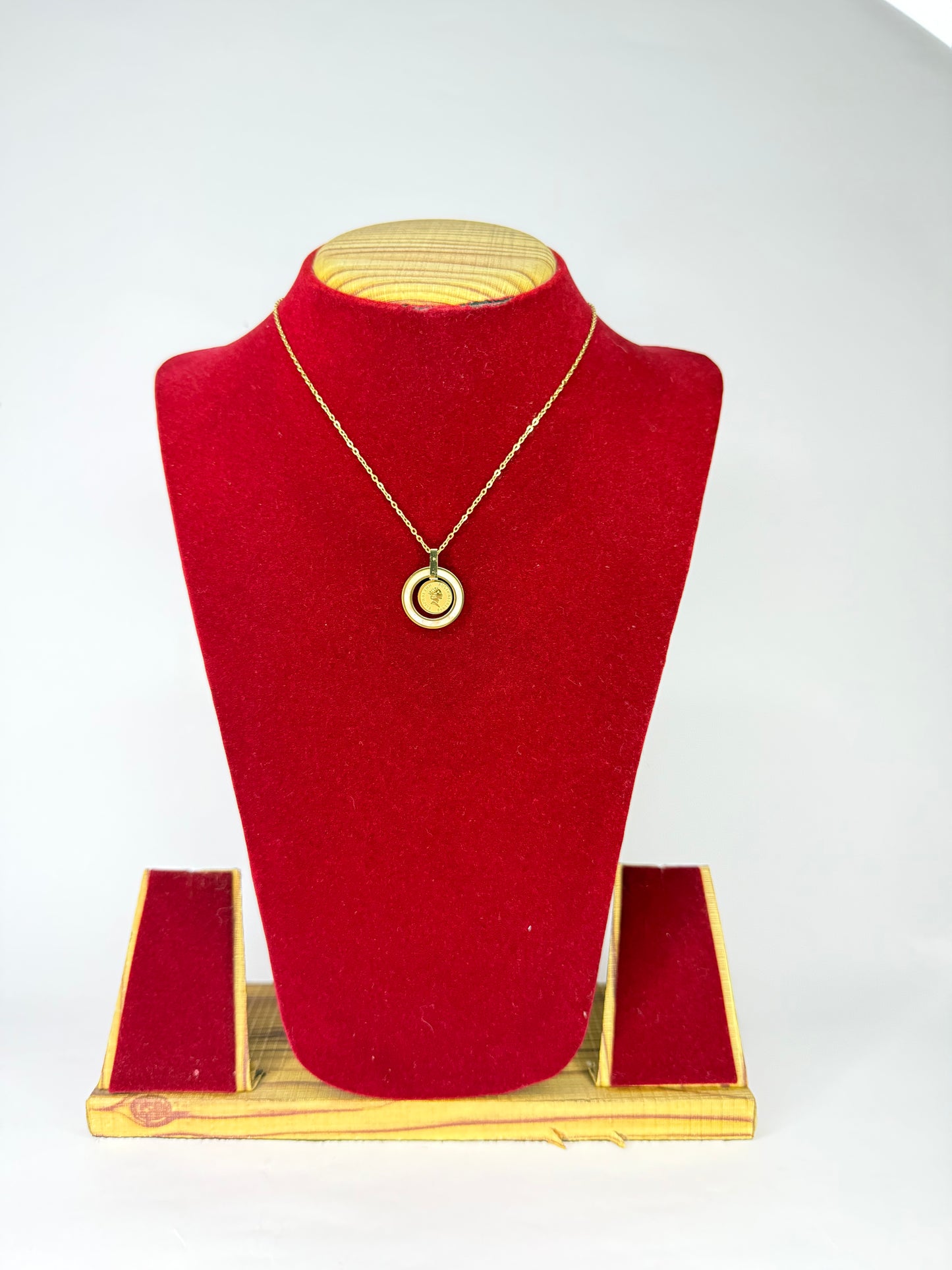 Queen Elizabeth Pendant with Chain KM0013