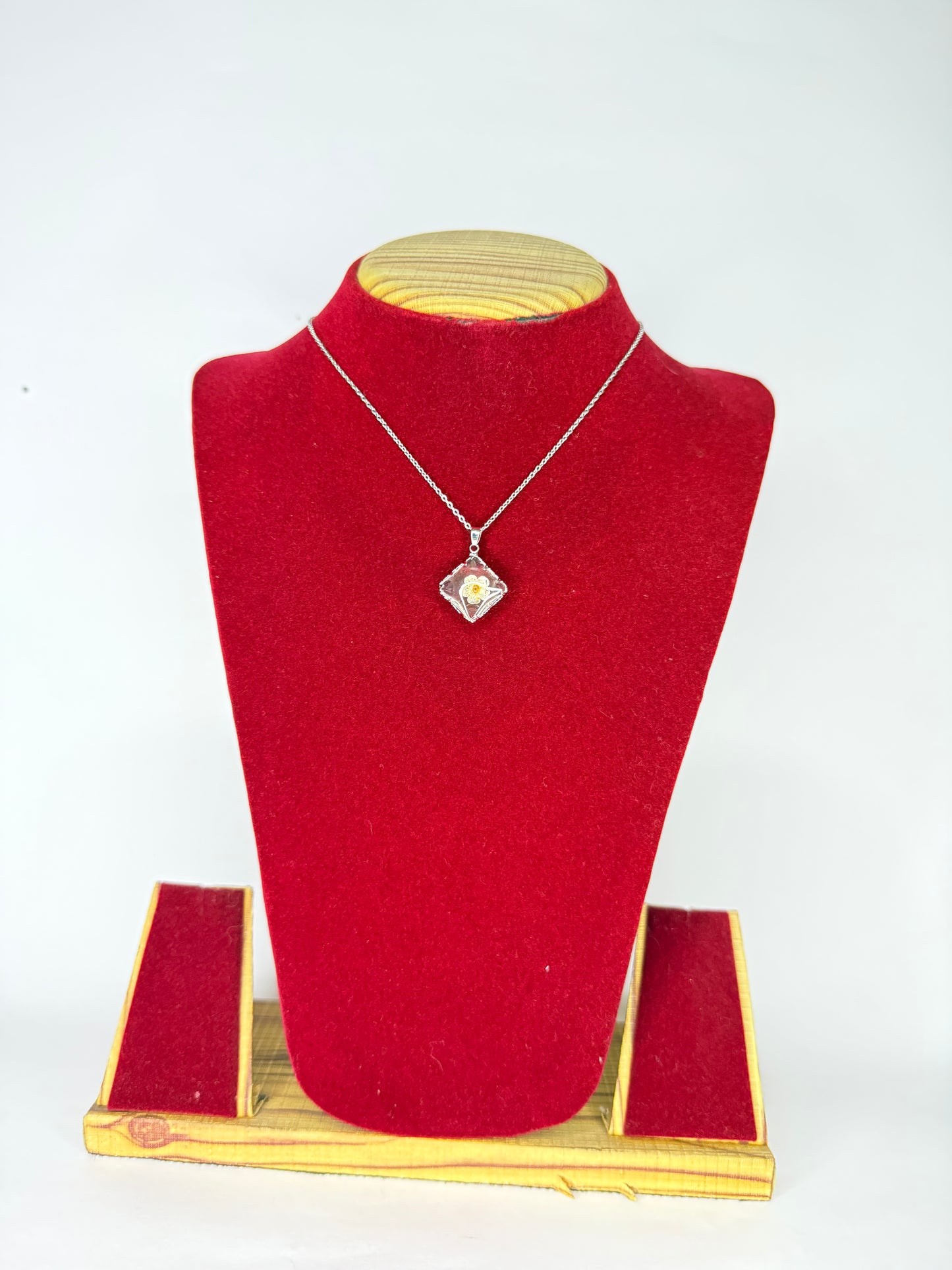 Resin Dried White Flower Pendant with Chain KM0009