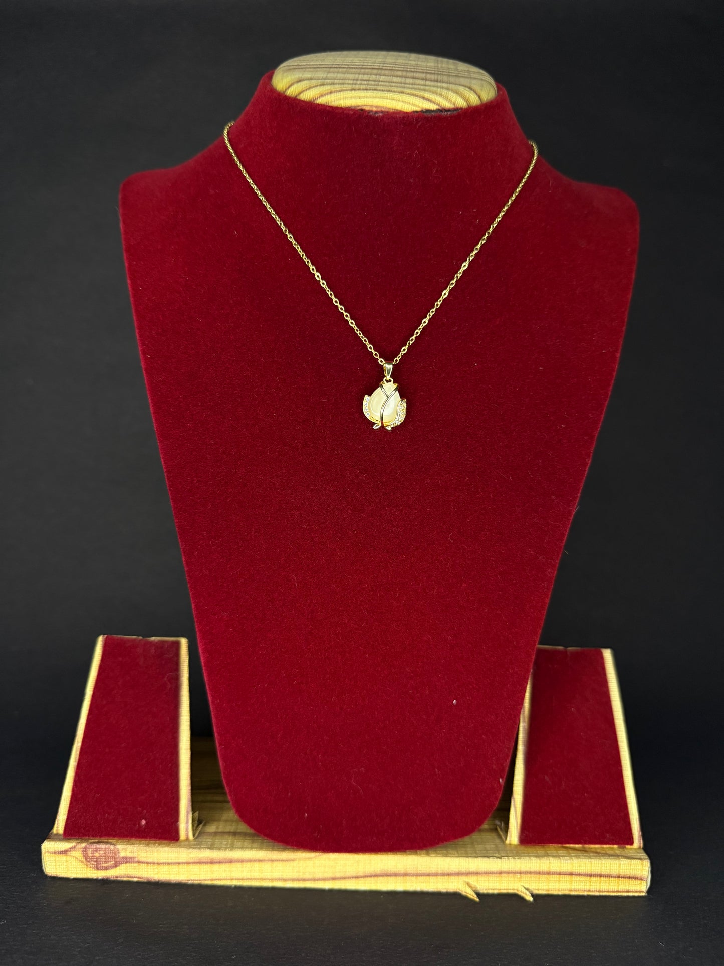 Tulip Opal Pendant with Chain KM0017