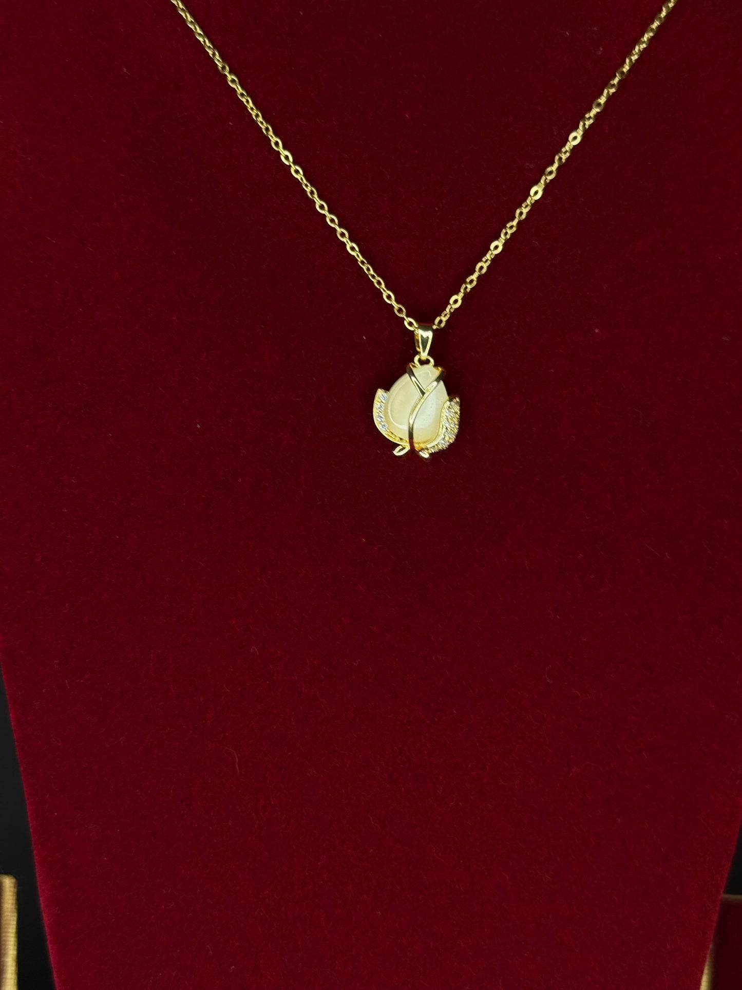 Tulip Opal Pendant with Chain KM0017