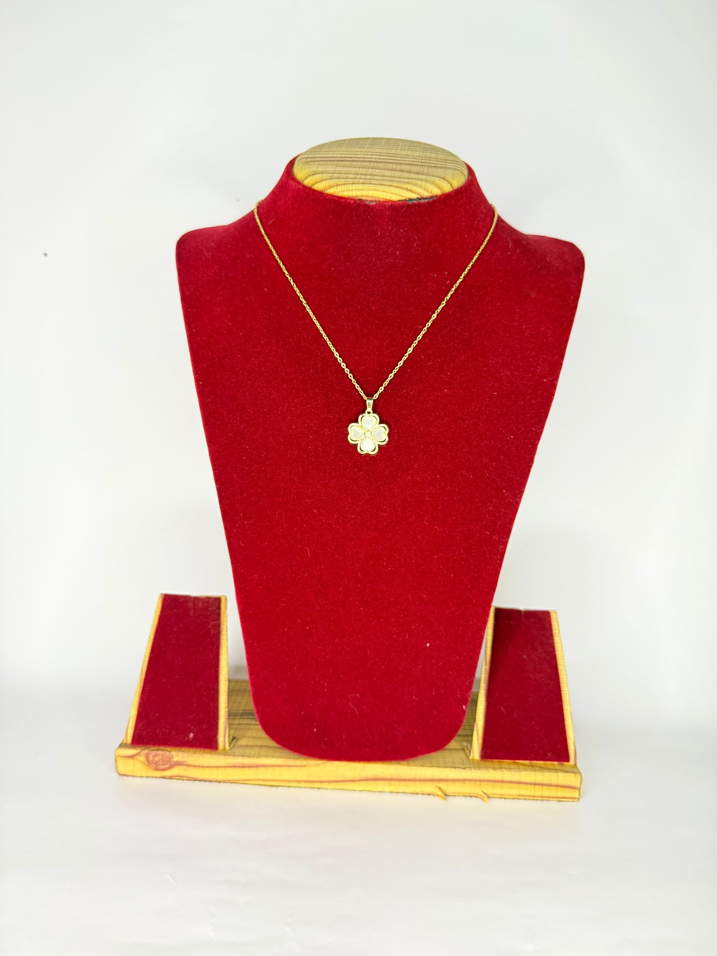 Foul white Leaf Clover Pendant with Chain KM0020