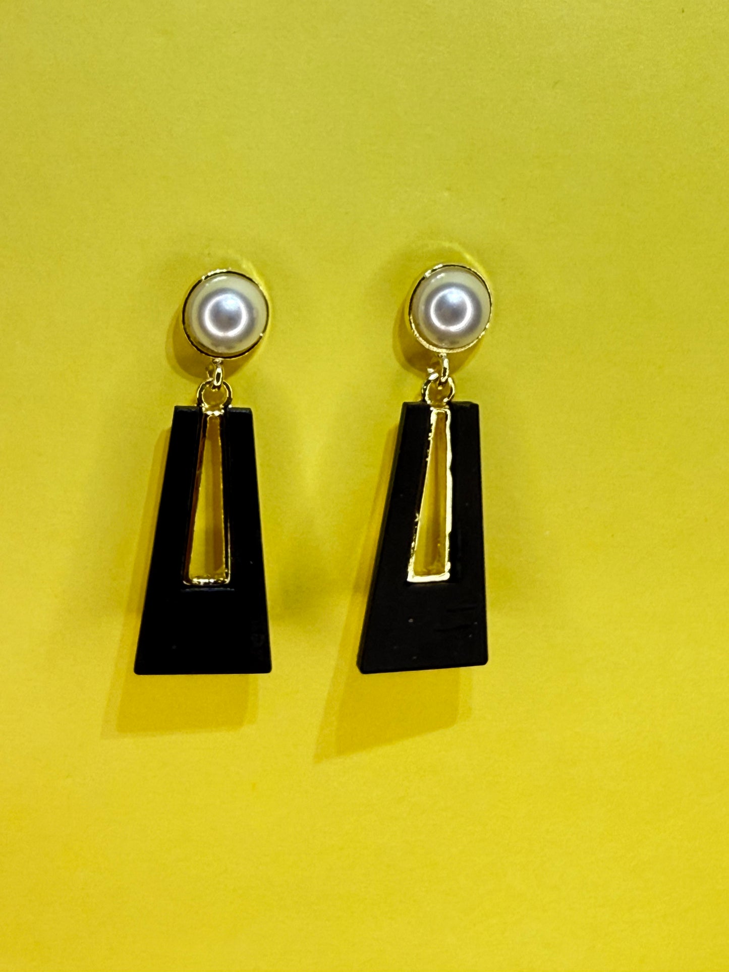 Geometric Triangle Pearl Drop Earring KB0033