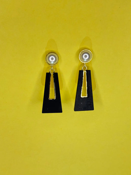 Geometric Triangle Pearl Drop Earring KB0033